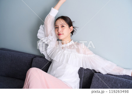 ソファーに座る女性 119263498