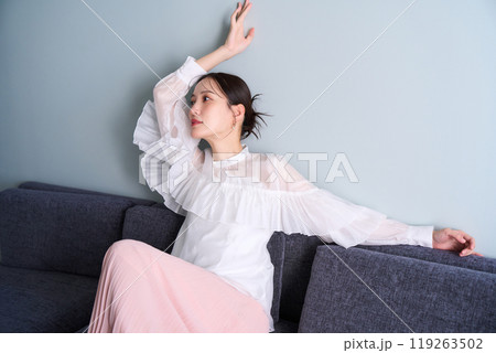 ソファーに座る女性 ソファーに座る女性 119263502