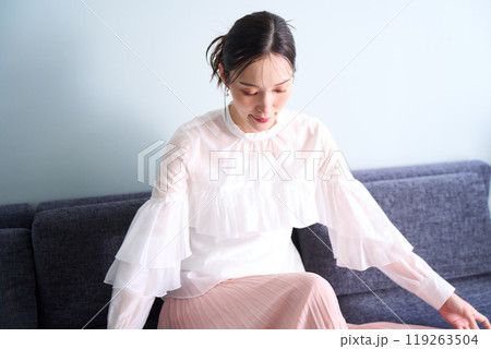 ソファーに座る女性 ソファーに座る女性 119263504