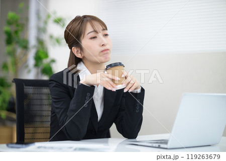 仕事で落ち込む若いビジネスウーマン  119263679
