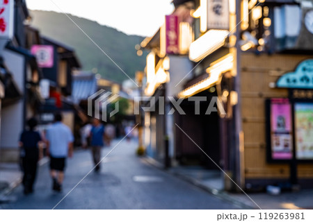 日本家屋のぼかし背景 京都の街並みの合成用背景 ピンボケ画像 日本家屋のぼかし背景 京都の街並みの合成用背景 ピンボケ画像 119263981