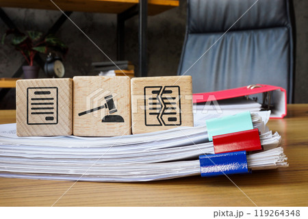 Blocks symbolizing contract termination through court. Legal dispute and breach of agreement. 119264348