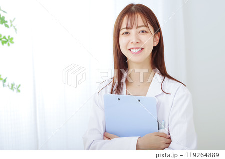 白バックの白衣の若い女性 119264889
