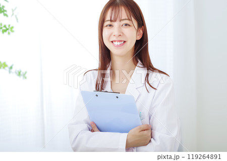 白バックの白衣の若い女性 119264891