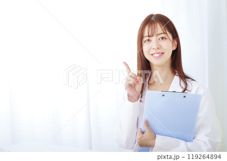 白バックの白衣の若い女性 119264894