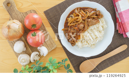 ハヤシライスと食材(トマト・マッシュルーム・玉ねぎ) ハヤシライスと食材(トマト・マッシュルーム・玉ねぎ) 119264925