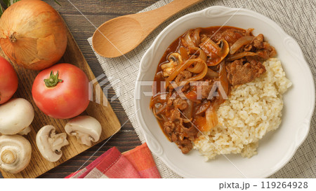 ハヤシライスと食材(トマト・マッシュルーム・玉ねぎ) ハヤシライスと食材(トマト・マッシュルーム・玉ねぎ) 119264928