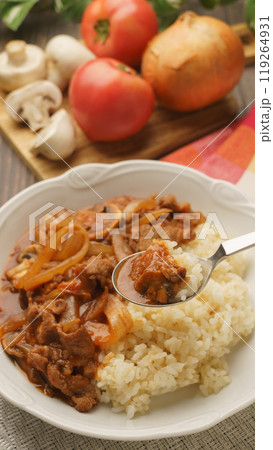 ハヤシライスと食材(トマト・マッシュルーム・玉ねぎ) ハヤシライスと食材(トマト・マッシュルーム・玉ねぎ) 119264931