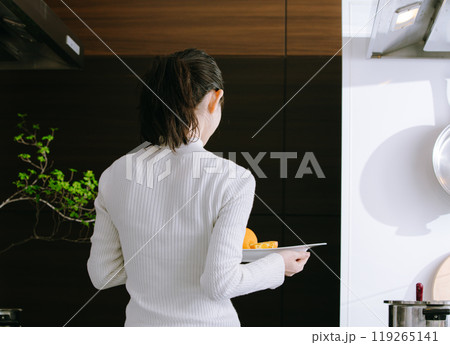おしゃれな部屋に暮らす若い女性 119265141