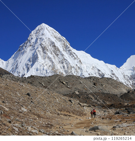 Mount Pumo Ri in autumn, high mountain next to the Everest Base Camp, Nepal. 119265214