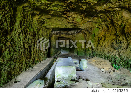 初秋の酸素圧縮ポンプ室壕（大神回天訓練基地）　大分県日出町 119265276
