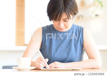 タッチペンを手にタブレット端末を操作する女性 119265864