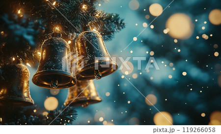 クリスマスツリーのベルの飾り付け、コピースペース 119266058
