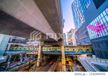 日本の東京都市景観 さよなら渋谷駅西口…。パネルで覆われている駅ビル(左)や山手線などを望む=14日 日本の東京都市景観 さよなら渋谷駅西口…。パネルで覆われている駅ビル(左)や山手線などを望む=14日 119266430