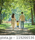 公園を散歩する家族 119266536