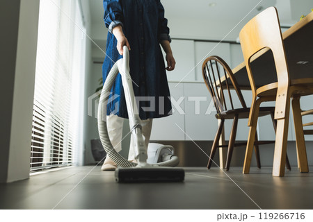 掃除をする女性 掃除をする女性 119266716