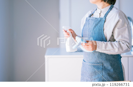 除菌スプレーで掃除 119266731