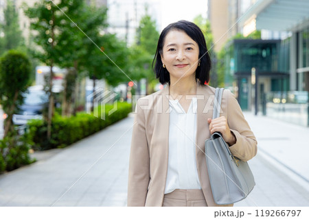 ビジネスウーマン　外 119266797
