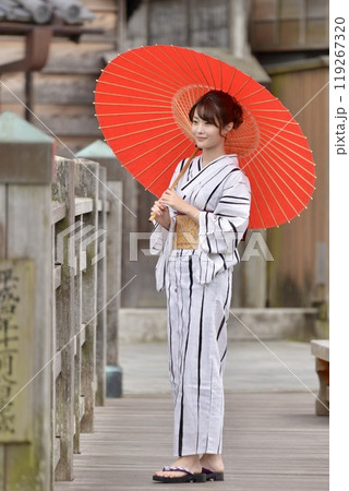 浴衣を着た若い女性のポートレート 浴衣を着た若い女性のポートレート 119267320