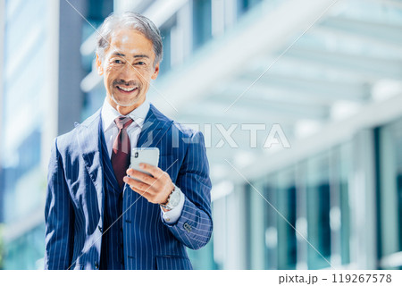 ビジネスマン シニア スマホ ビジネスマン シニア スマホ 119267578