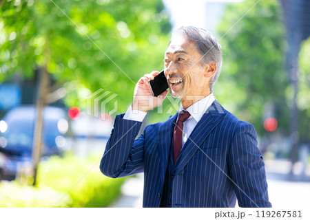 ビジネスマン　シニア　スマホ 119267581