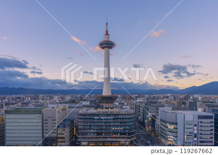 夕暮れ時の京都タワー（JR京都駅） 119267662