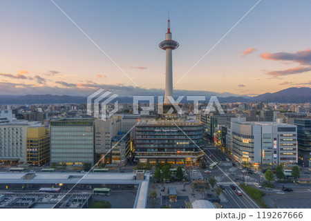 夕暮れ時の京都タワー（JR京都駅） 119267666