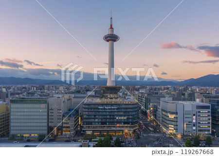夕暮れ時の京都タワー（JR京都駅） 119267668