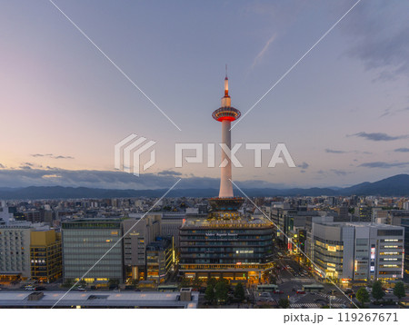 黄昏空の京都タワー(JR京都駅) 黄昏空の京都タワー(JR京都駅) 119267671
