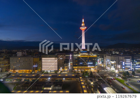 美しい夜景と京都タワーライトアップ（JR京都駅） 119267679