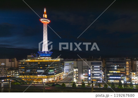 美しい夜景と京都タワーライトアップ（JR京都駅） 119267680