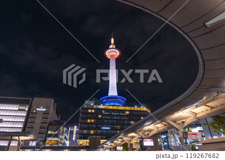 美しい夜景と京都タワーライトアップ（JR京都駅） 119267682