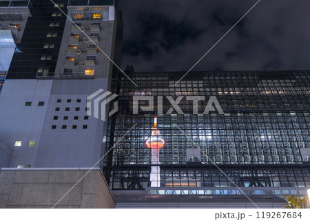 京都タワーが映る京都駅ビルの夜景 京都タワーが映る京都駅ビルの夜景 119267684