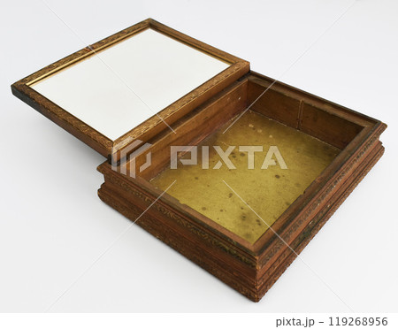 Open vintage wooden jewelry box isolated on white, empty antique trinket box Open vintage wooden jewelry box isolated on white, empty antique trinket box 119268956