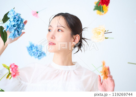 カラフルな花に囲まれた女性　ファンタジー 119269744