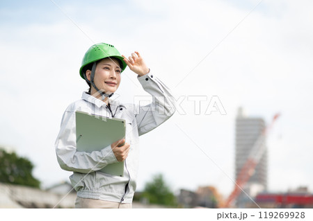 ヘルメットを被った作業着姿の女性 119269928