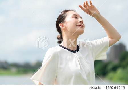 日差しを気にする女性 日差しを気にする女性 119269946