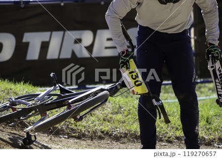 自転車を持ち上げる選手 自転車を持ち上げる選手 119270657