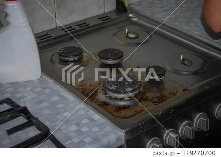 Washing the stove. Washing the outside of the gas stove. 119270700