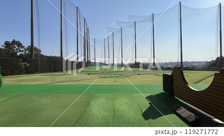 ゴルフ打ちっぱなし場の打席 119271772