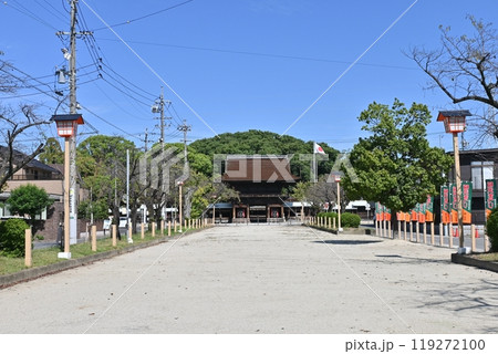 国府宮神社参道と楼門 119272100