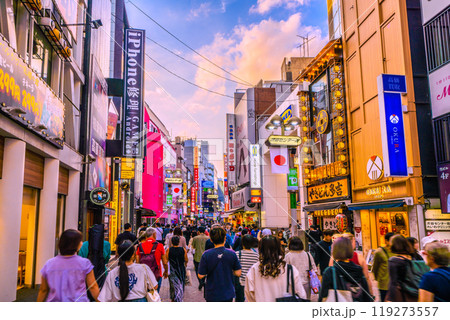 日本の東京都市景観 10月。外国人らで賑わう渋谷駅前の渋谷センター街などを望む。路上飲酒禁止に 119273557