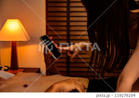 スマホで性的同意の確認をスマホで求めるカップル　男性から女性に同意を求める　性行為の明確な意思確認　 119276204