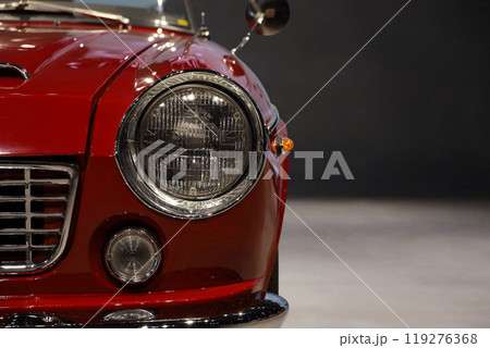 60年代の車のヘッドライトとフロントグリル 60年代の車のヘッドライトとフロントグリル 119276368