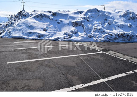 除雪した豪雪地方の駐車場 除雪した豪雪地方の駐車場 119276819