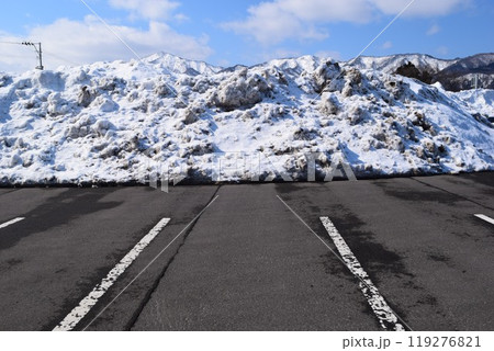 除雪した豪雪地方の駐車場 除雪した豪雪地方の駐車場 119276821