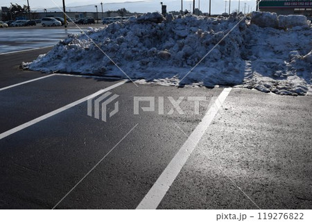 除雪した豪雪地方の駐車場 除雪した豪雪地方の駐車場 119276822