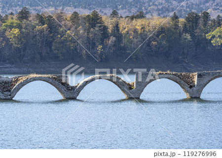 秋晴れの日の旧国鉄士幌線タウシュベツ川橋梁 北海道上士幌町 秋晴れの日の旧国鉄士幌線タウシュベツ川橋梁 北海道上士幌町 119276996