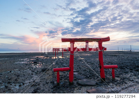 大魚神社の鳥居と朝焼け(佐賀県太良町) 大魚神社の鳥居と朝焼け(佐賀県太良町) 119277294