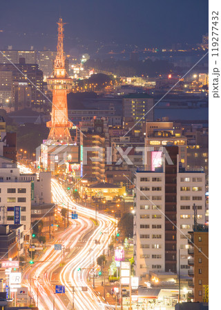 別府タワーと車の光跡（大分県別府市） 119277432